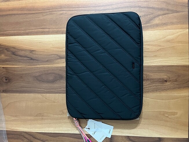 Mango Mango kapitone laptop kılıfı