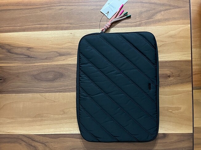  Beden Mango kapitone laptop kılıfı