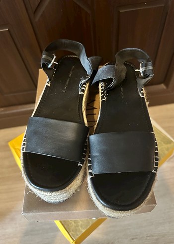 Pull and Bear Siyah Dolgu Topuklu Kadın Sandalet