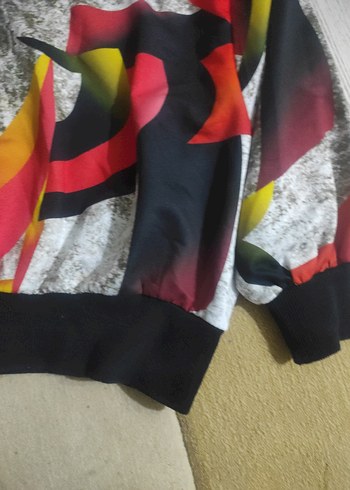 Trendyol & Milla Renkli Drapeli Kısa Sweatshirt
