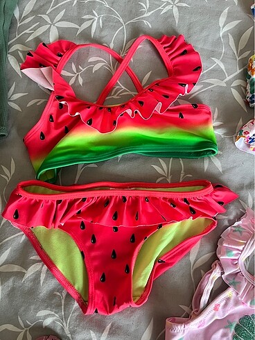4 Yaş Beden Mayo, bikini, kaydırmaz patik ve havlu elbise seti
