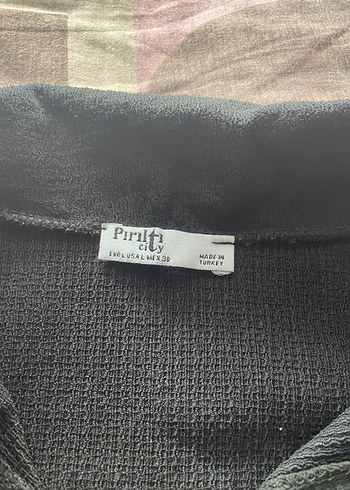 l Beden Düğmeli Siyah Crop Top, Kısa Kollu, Yakalı