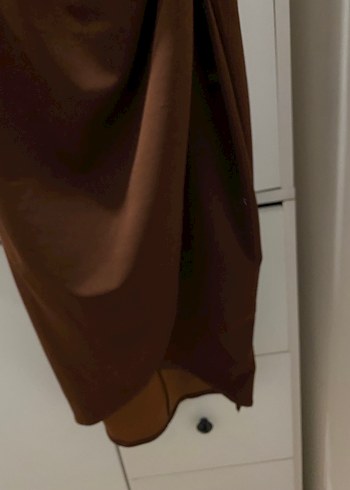 Kahverengi Uzun Drapeli Kolsuz Elbise - Görsel 2