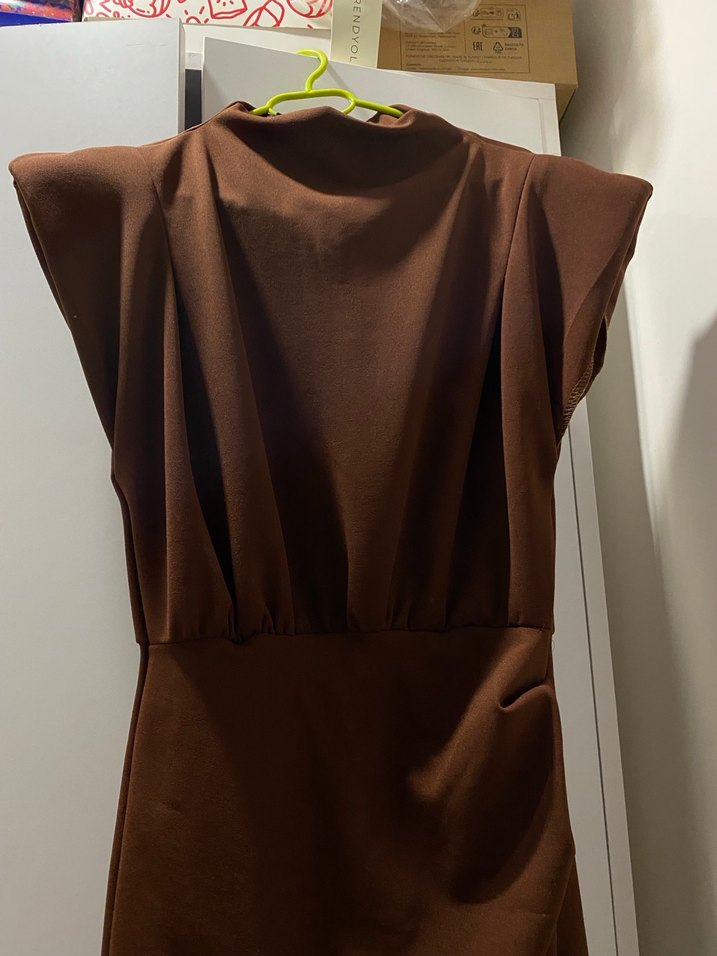 Kahverengi Uzun Drapeli Kolsuz Elbise - Görsel 5