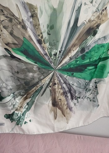 Gri ve Yeşil Desenli  eşarp - Görsel 3