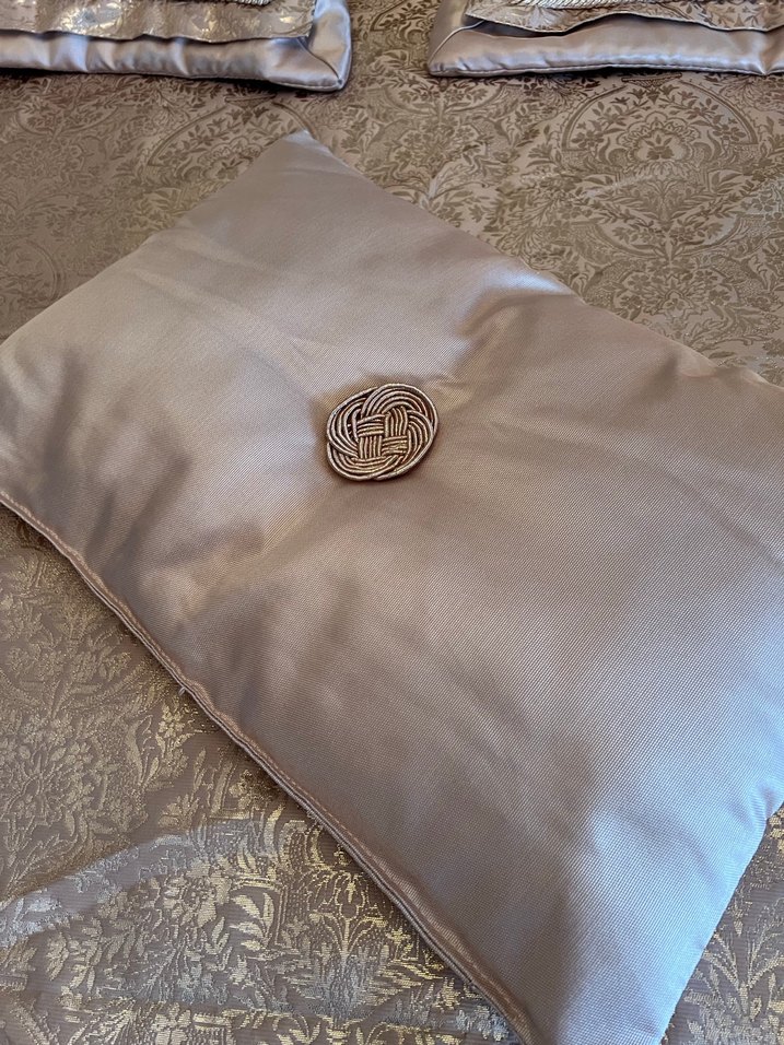 KARACA Pudra renk, İşlemeli Parlak Yatak Örtüsü - Görsel 4