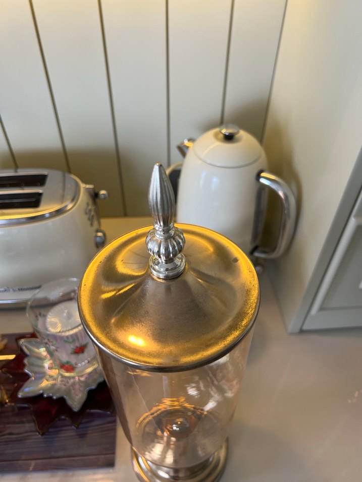 Kapalı cam ve metal karışımlı, dekor ve kullanılabilir vazo. - Görsel 3