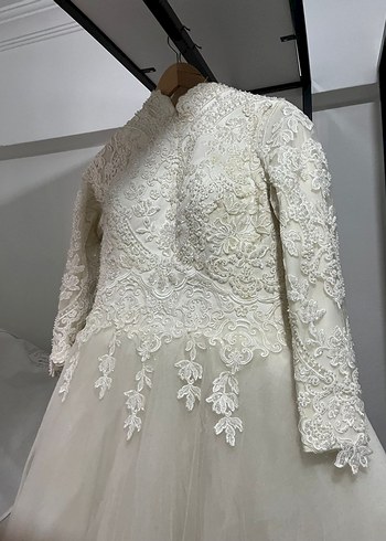 Dantel İşlemeli Yüksek Yakalı Prenses Gelinlik - Görsel 2