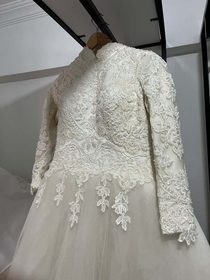 Dantel İşlemeli Yüksek Yakalı Prenses Gelinlik - Görsel 2