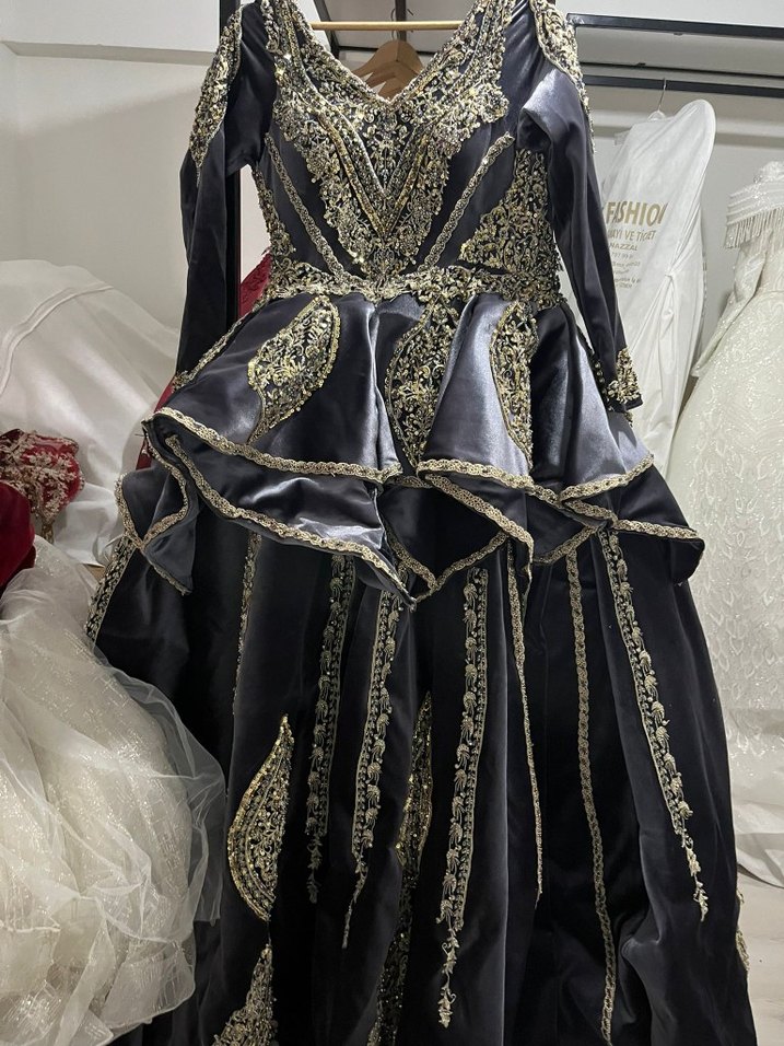 Uzun Siyah Gotik V Yaka Henna Elbise - Görsel 2