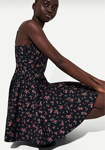 xs Beden çeşitli Renk BERSHKA VOLANLI VE ASKILI ÇİÇEKLİ ELBİSE