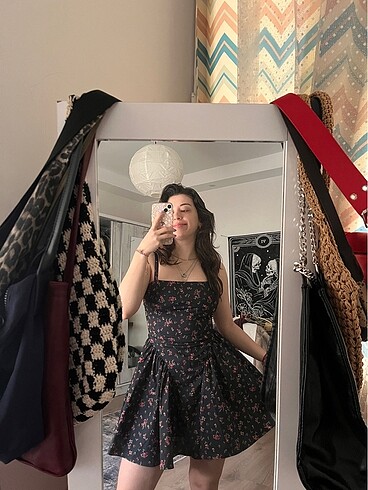 xs Beden BERSHKA VOLANLI VE ASKILI ÇİÇEKLİ ELBİSE