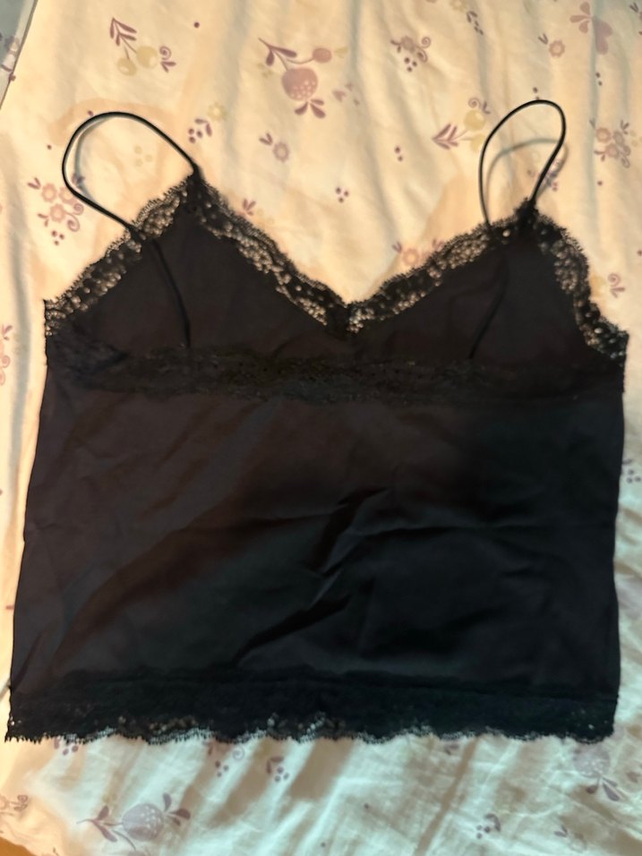 Dantel Detaylı Siyah V Yakalı İnce Askılı Atlet - Görsel 2