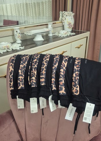 Kadın Siyah Leopar Desenli Mini Eşofman Altı