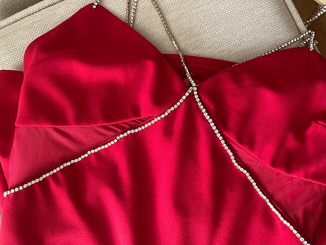 kırmızı taş detaylı elbise