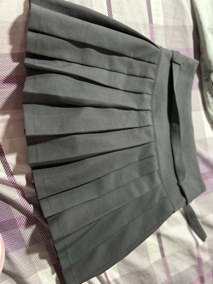 Pileli gri mini şort etek - Görsel 4