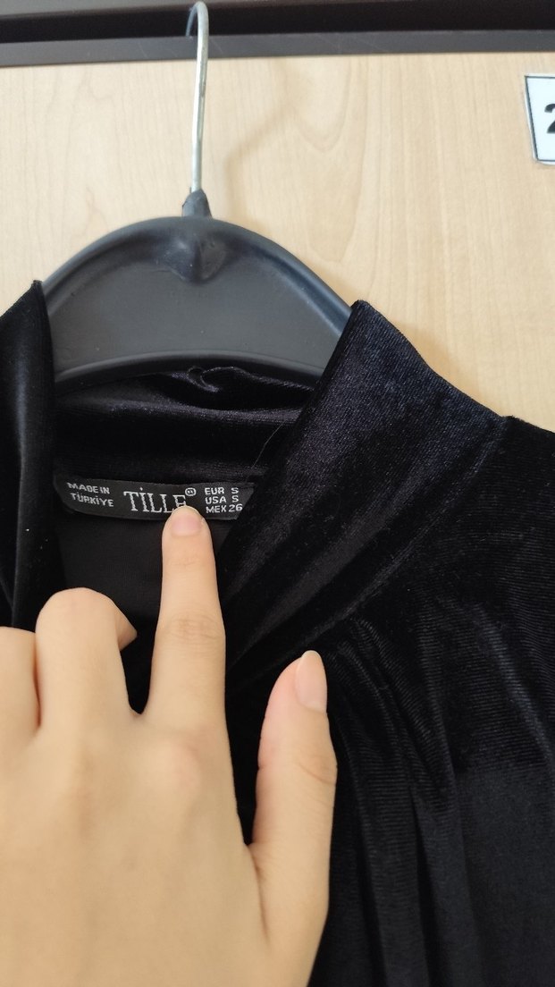 Siyah Kadife Pileli Yüksek Yakalı Bluz - Görsel 4