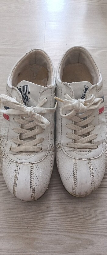 Beyaz renkli ayakkabi