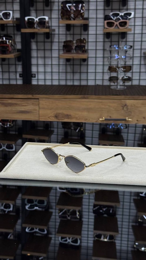 Zincir Detaylı Parlak Altın Kadın Gözlüğü - Görsel 4