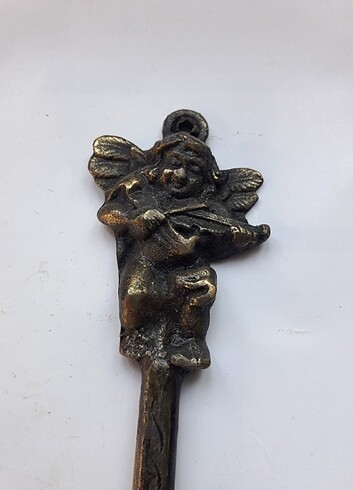 Antika görünümlü bronz anahtar.