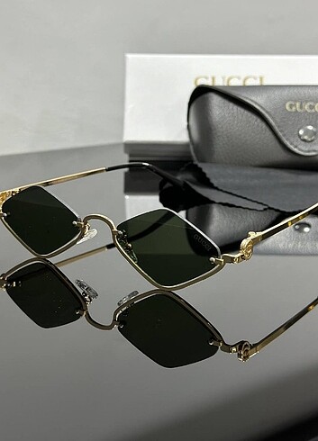 Gucci güneş gözlüğü kutusu var kılıfı ve silme bezi ile gönderi