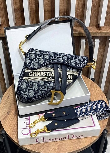 Beden Cristin dior 22 x 24 cm