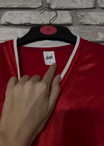 Kırmızı V Yakalı Erkek Spor Forması - Görsel 2