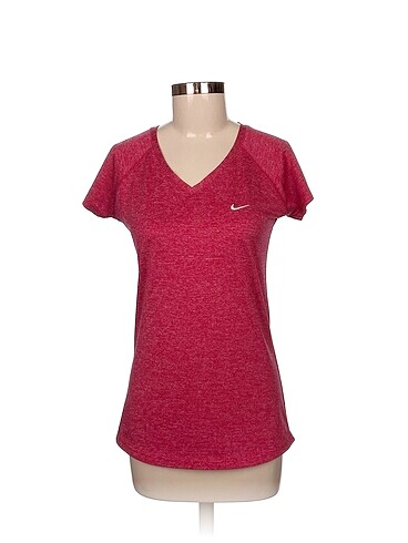 Nike T-shirt %70 İndirimli.
