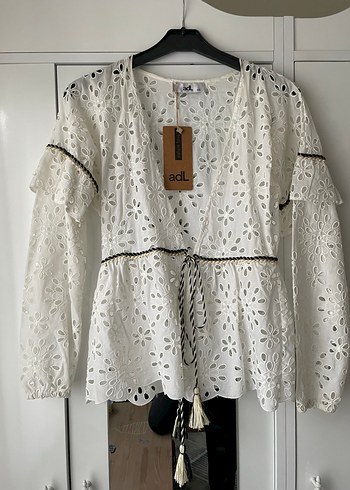 Dantel Detaylı V Yakalı Beyaz Kadın Bluz - Görsel 3