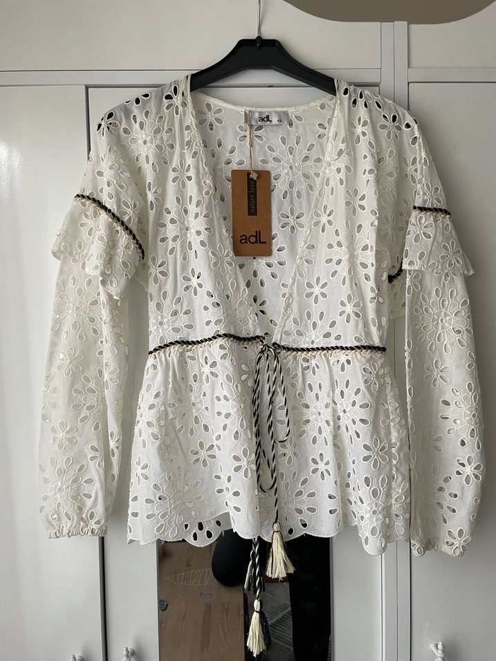 Dantel Detaylı V Yakalı Beyaz Kadın Bluz - Görsel 3