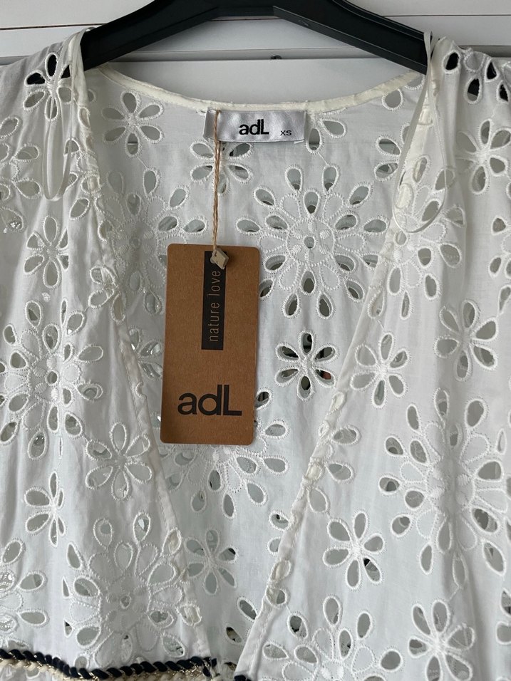 Dantel Detaylı V Yakalı Beyaz Kadın Bluz - Görsel 2