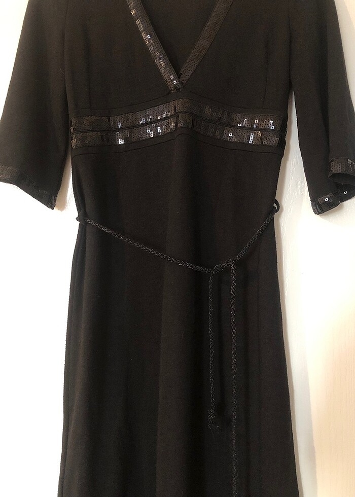 V Yakalı Pul Detaylı Siyah Triko Elbise  Gün ve Gece Davetleri, - Görsel 2