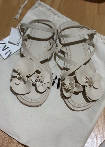 Zara Beyaz Çiçek Detaylı Sandalet