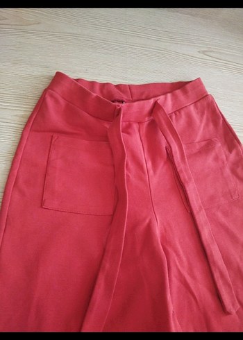 Kız çocuk Kırmızı  Bol Kesim Kemerli Pantolon - Görsel 2