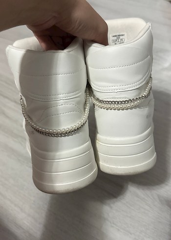 Bershka Beyaz Zincir Detaylı Stiletto Topuklu Spor Ayakkabı