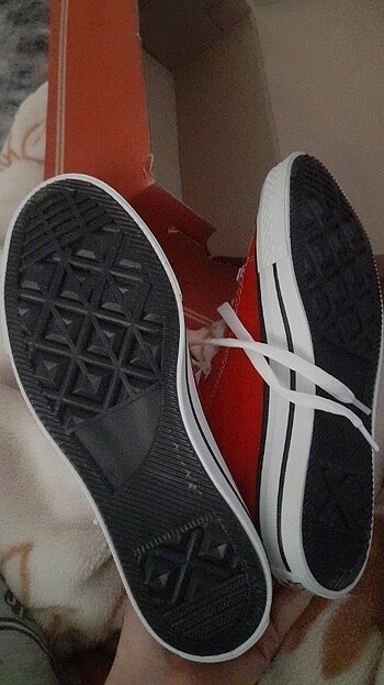 37 Beden kırmızı Renk Converse 