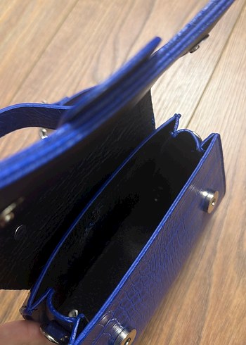 Mavi Zincir Detaylı Yılan Desenli Deri Çanta - Görsel 3