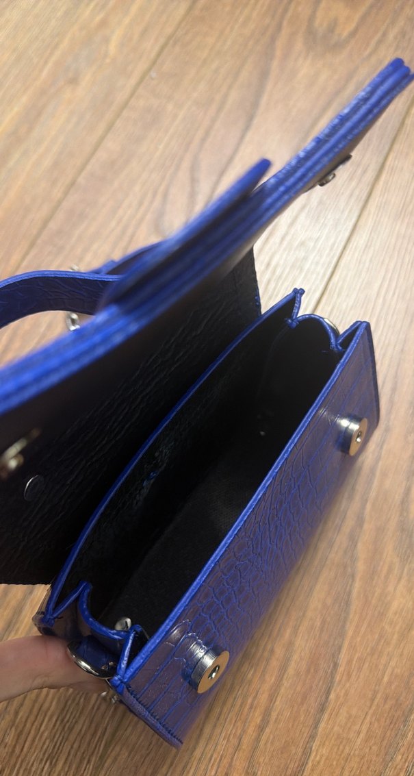 Mavi Zincir Detaylı Yılan Desenli Deri Çanta - Görsel 3