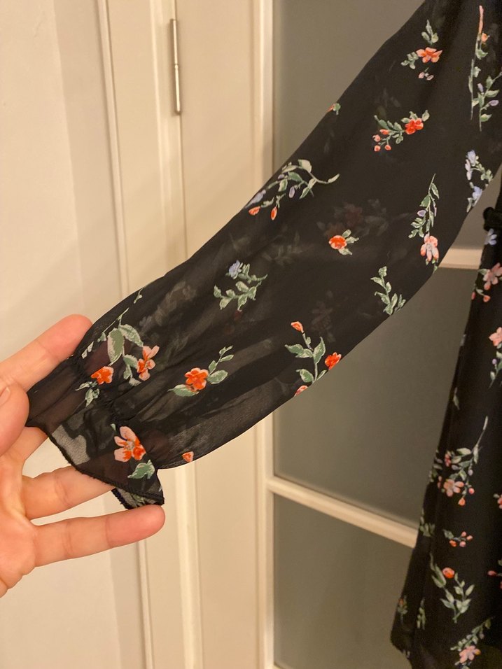 Uzun Kollu Siyah Çiçekli Midi Elbise - Görsel 4