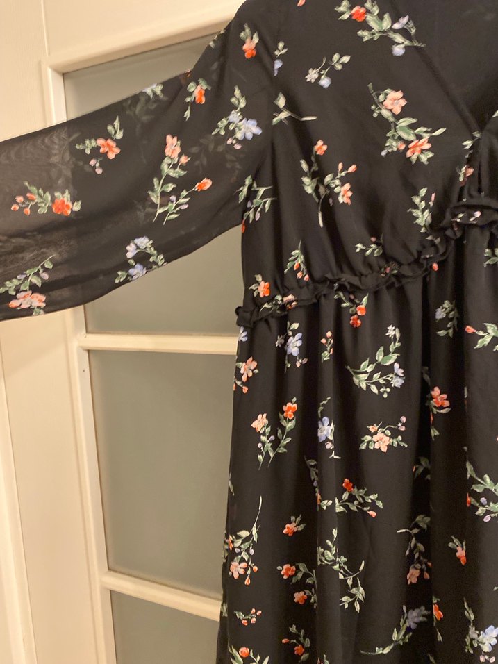 Uzun Kollu Siyah Çiçekli Midi Elbise - Görsel 3