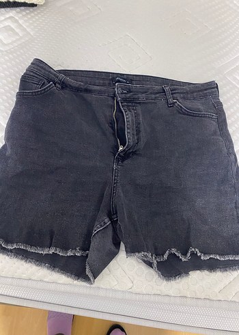 Düğmeli Gri Mini Kot Şort