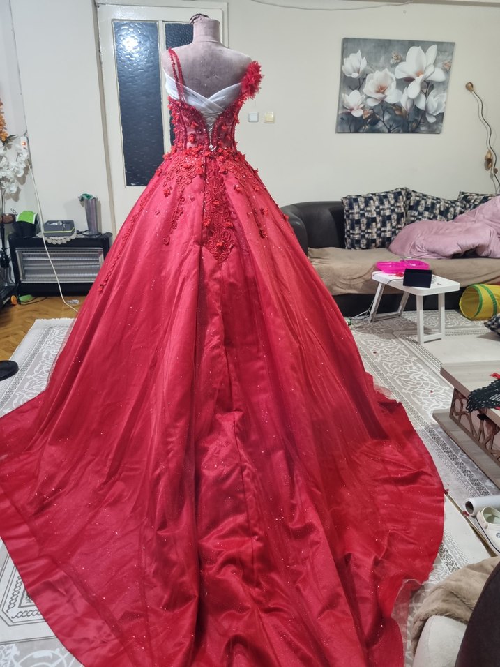 Kırmızı İşlemeli Boncuklu Straplez Nişan Elbisesi - Görsel 3