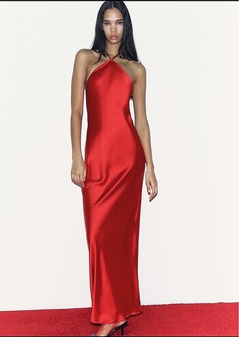 Zara saten kırmızı halter yaka elbise uzun