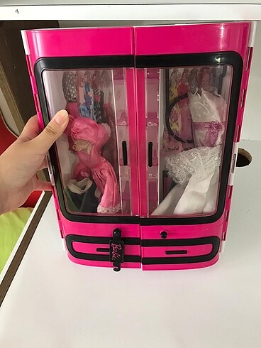Barbie dolabı