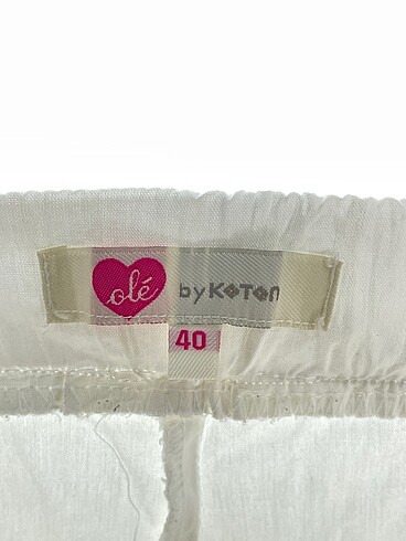 40 Beden beyaz Renk Koton Bermuda / Kapri %70 İndirimli.