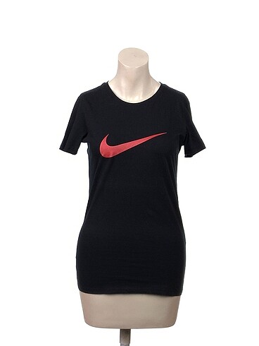 Nike T-shirt %70 İndirimli.