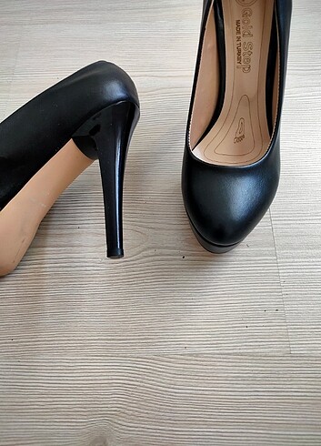 Topuklu siyah ayakkabı 
