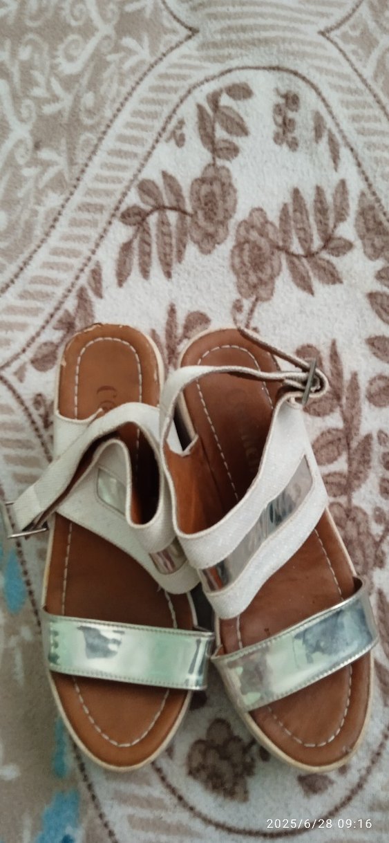 Beyaz Yılan Desenli Dolgu Topuklu Kadın Sandalet - Görsel 3