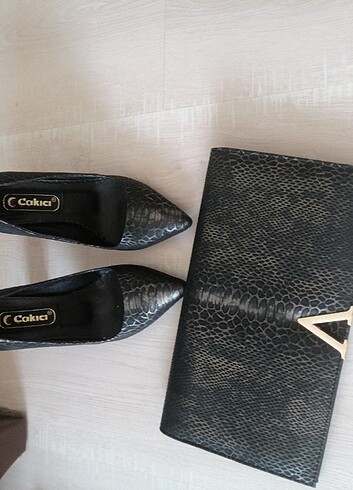 Siyah stiletto ve çanta takım