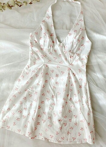 Beyaz çiçek detaylı elbise